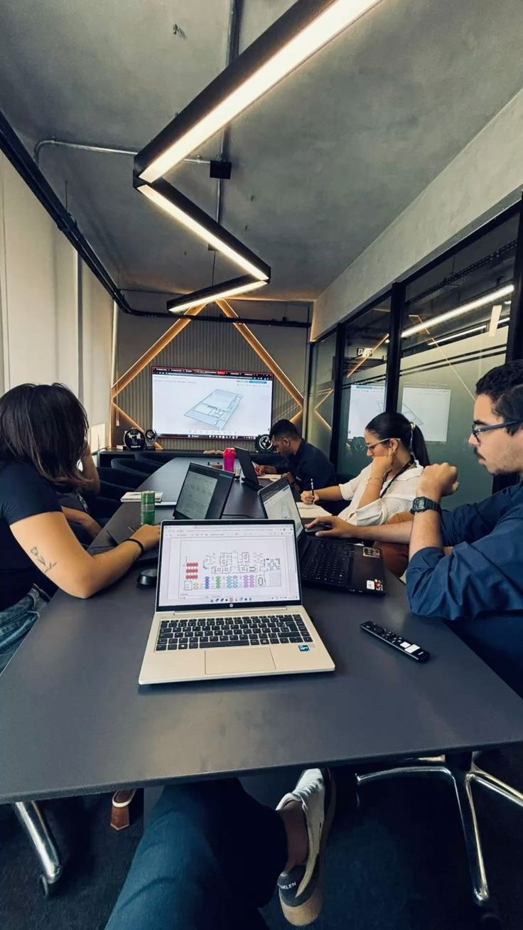 Eine Person, die mit voller Aufmerksamkeit eine Aufgabe bearbeitet